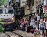 Hanoi Train Street – Full Instructions to Visit Hanoi Train Streets