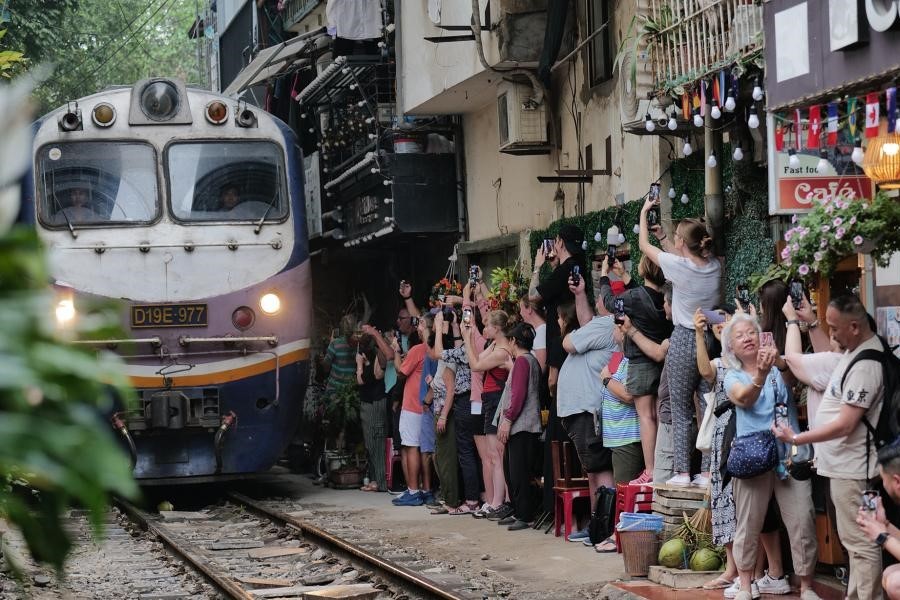 Hanoi Train Street – Full Instructions to Visit Hanoi Train Streets