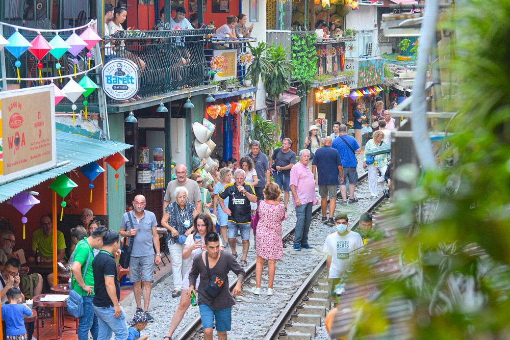Visit Hanoi train street