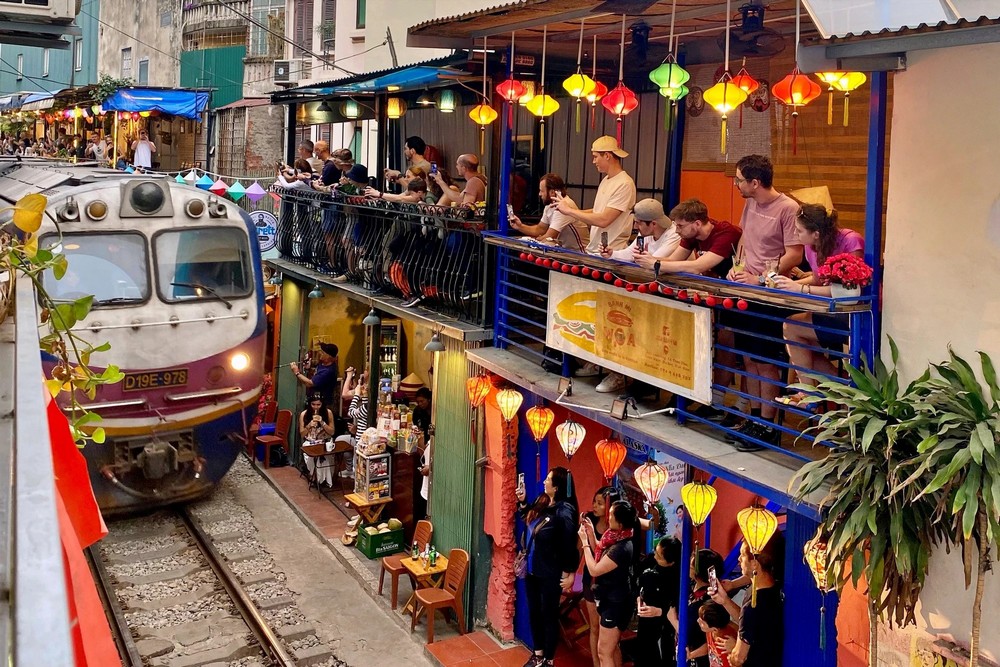Tips to choose the best time with Hanoi train street schedule